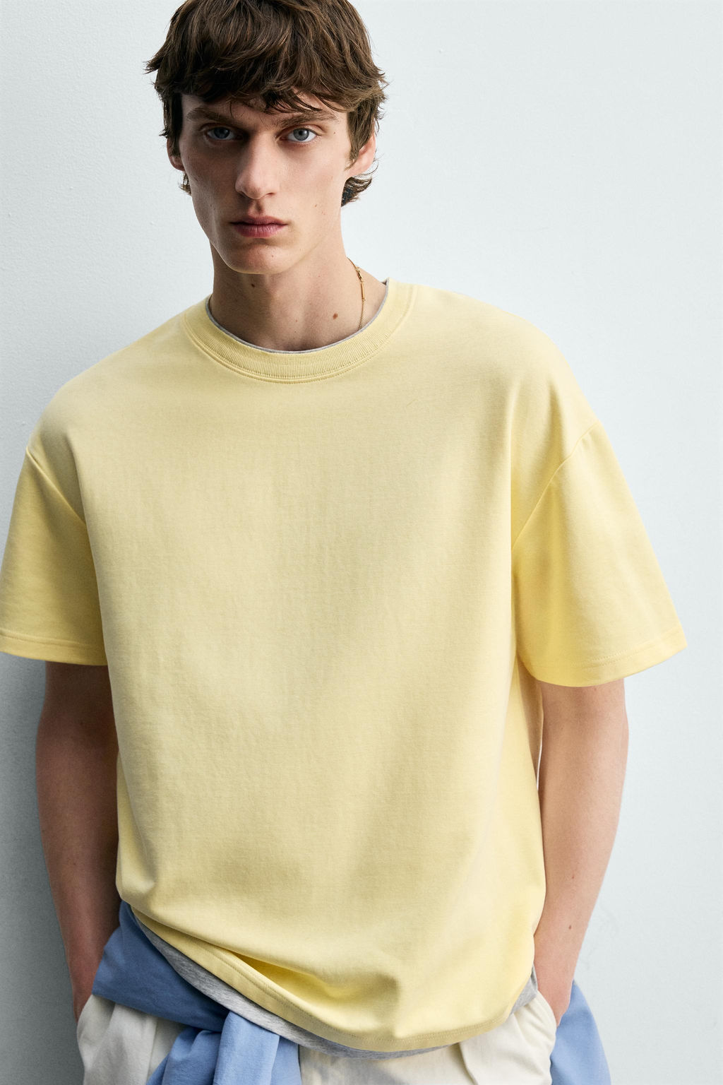 CAMISETA ACABADOS DOBLES CONTRASTE / Amarillo claro