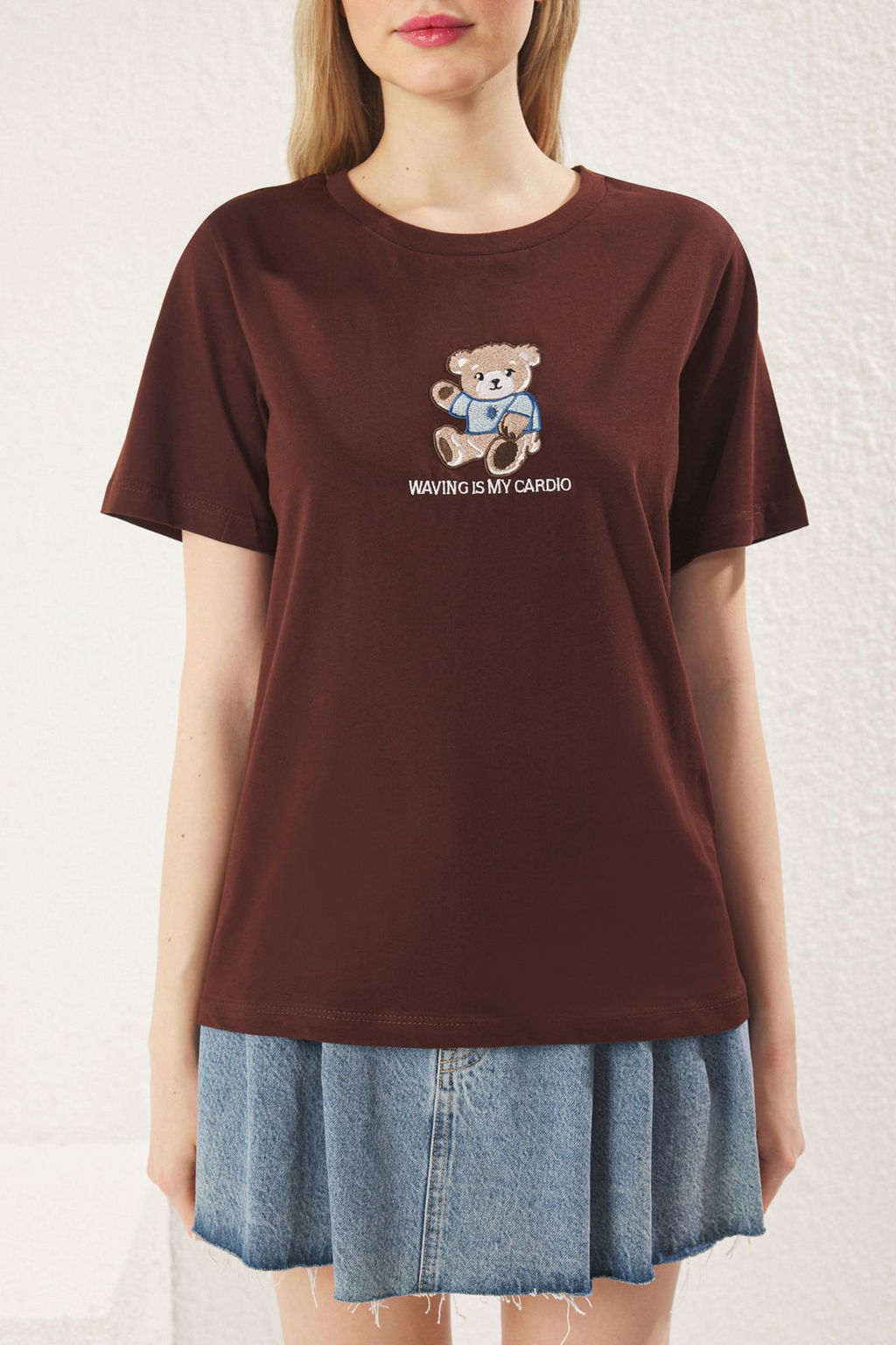 Kahverengi %100 Pamuk Regular/Normal Kal?p Ay?c?k Nak?sl? Orme T-Shirt TWOSS25TS00088