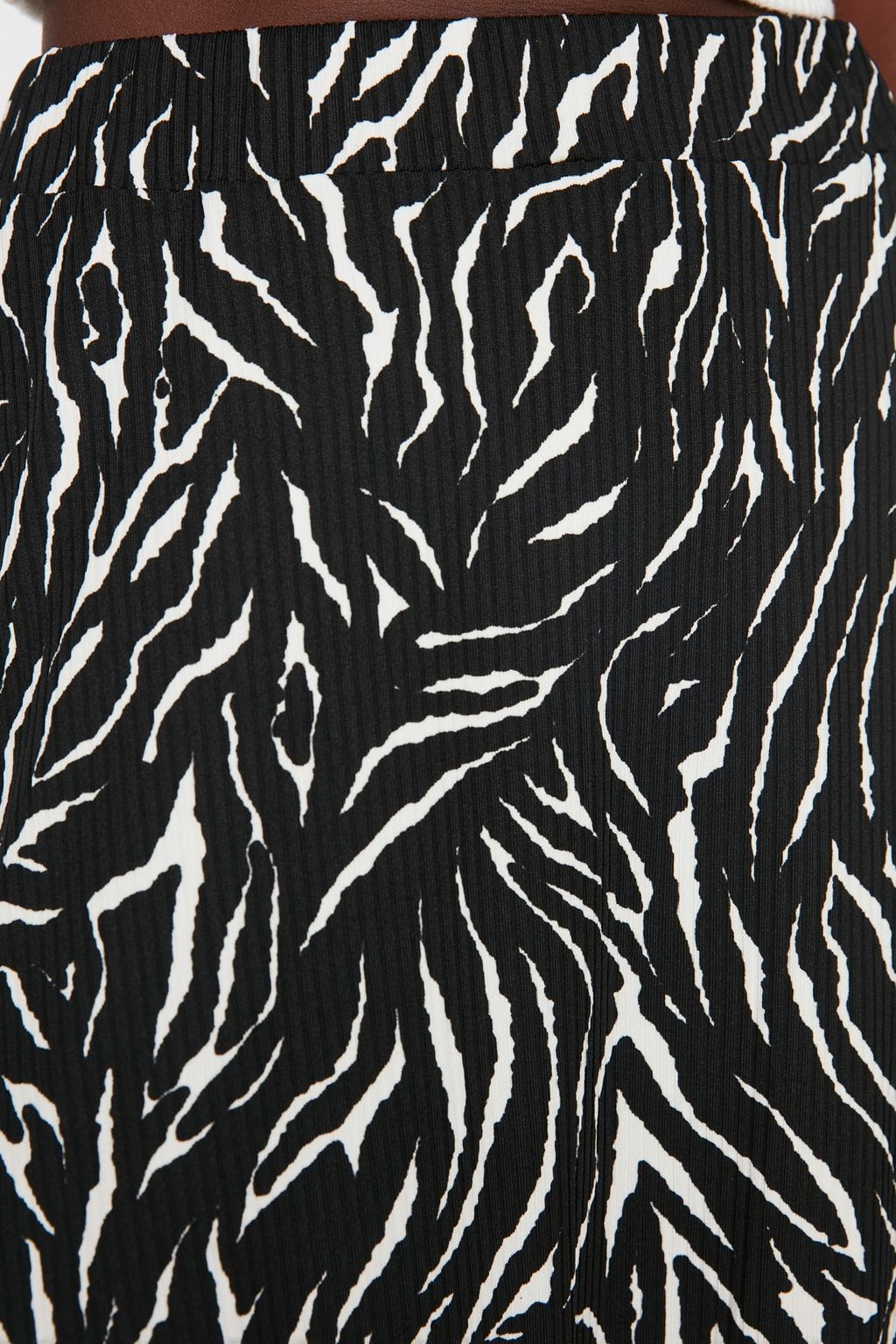 Beyaz Desenli Volanl? Asimetrik Yuksek Bel Midi Esnek Etek TWOAW20ET0440