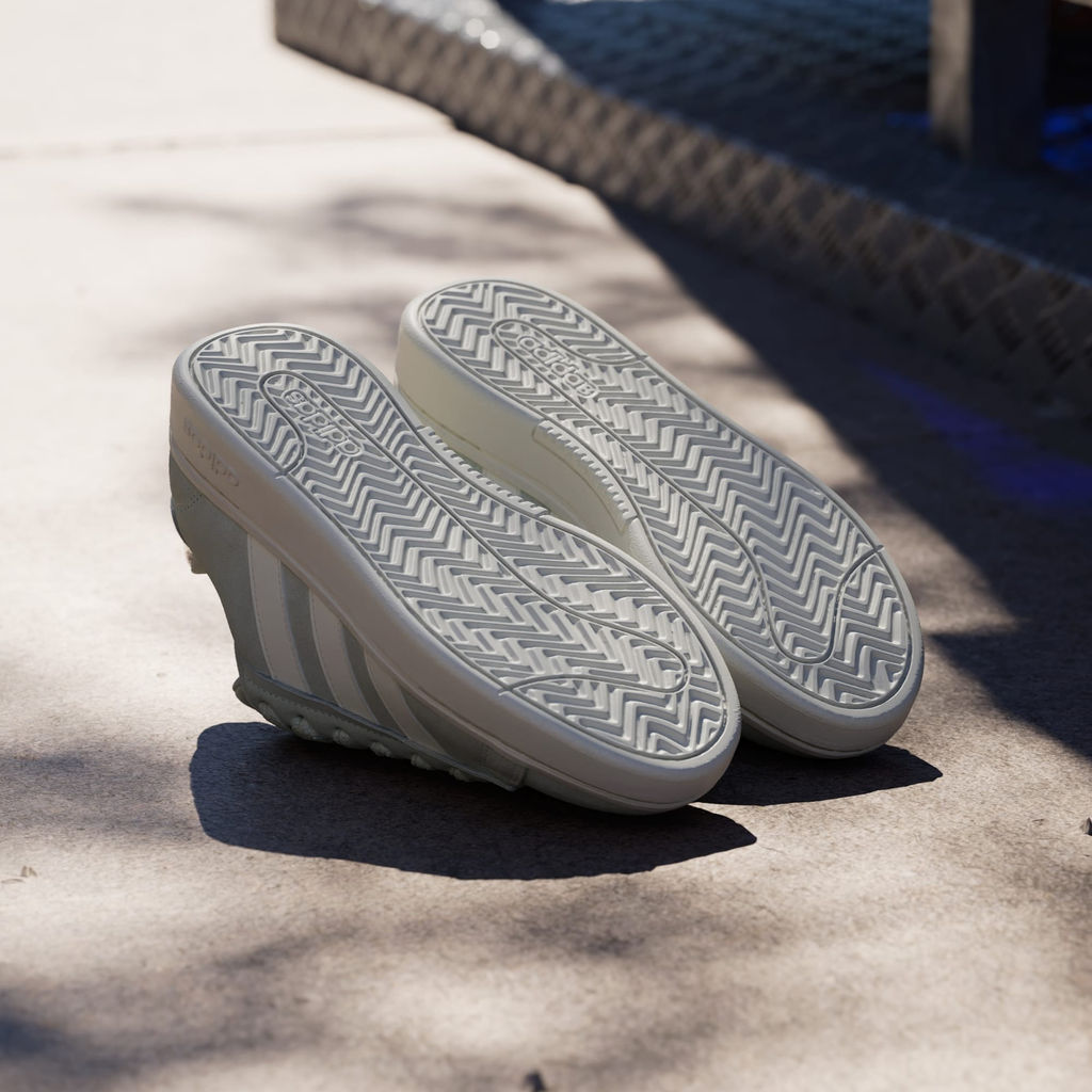 Кроссовки женские