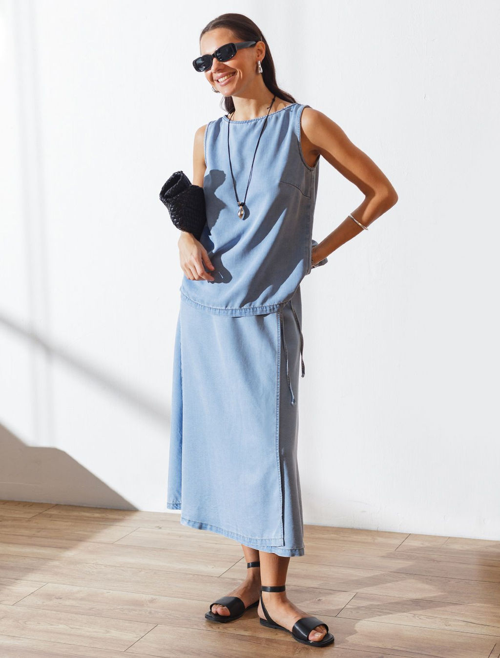 Топ с вырезом лодочка и асимметричным разрезом на спине из джинсового лиоцелла - Vilatte фото 6