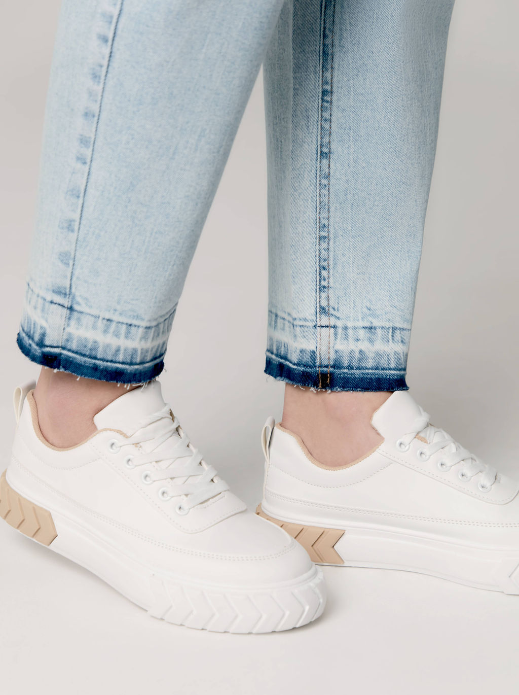 CONTE CON-583 Джинсы mom оксидной варки с необработанным краем light blue