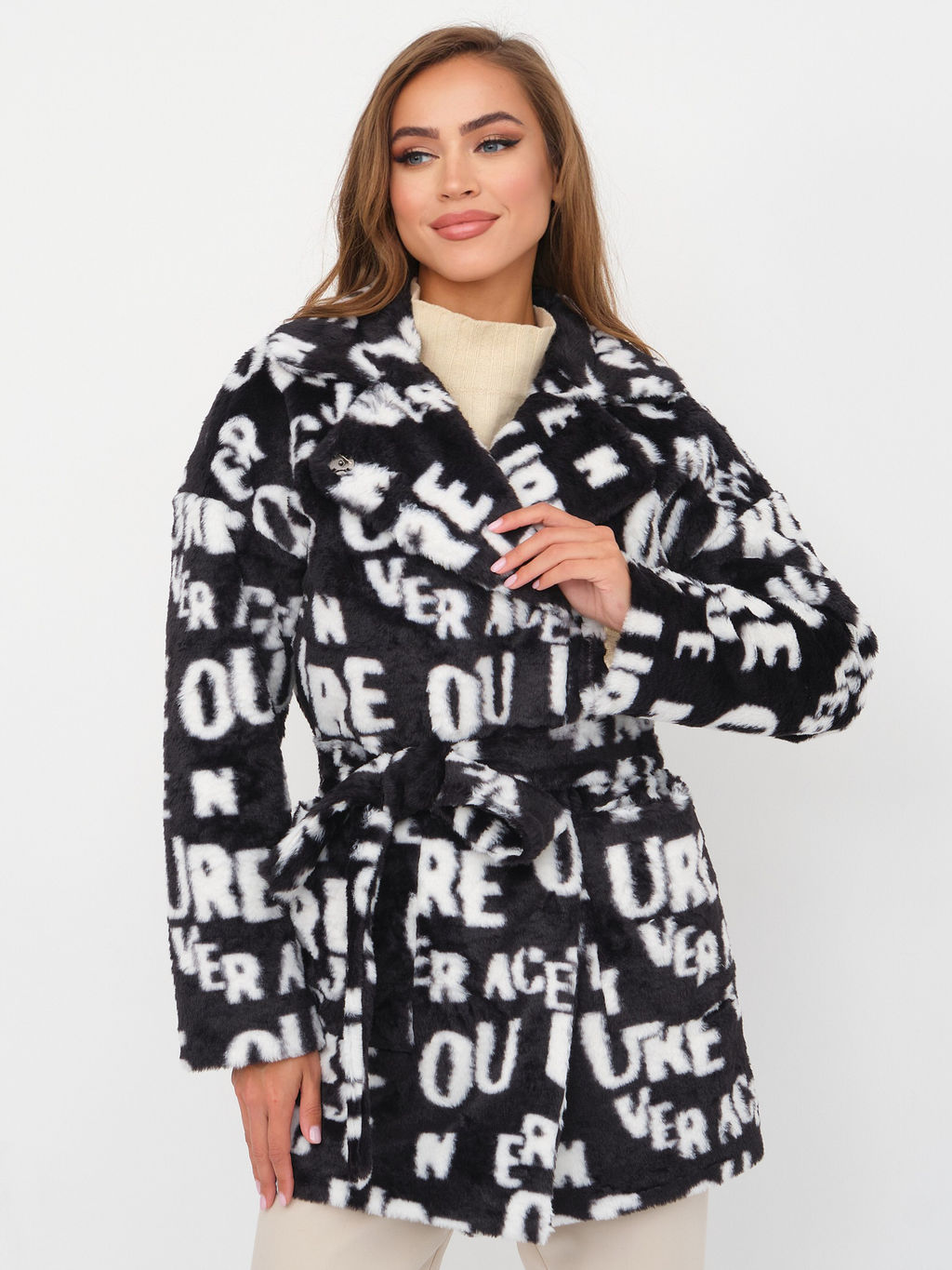 Шубка утеплённая 23700 (черно-белый/буквы)