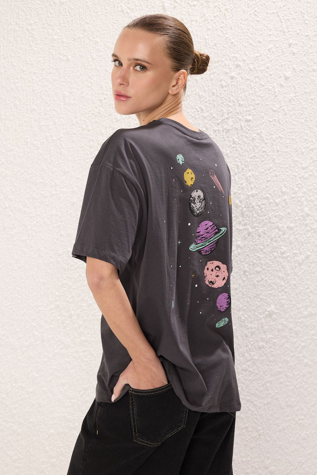 TRENDYOLMILLA Siyah %100 Pamuk On ve Arka Galaksi Bask?l? Boyfriend Fit Bisiklet Yaka Orme T-Shirt TWOSS23TS00257
