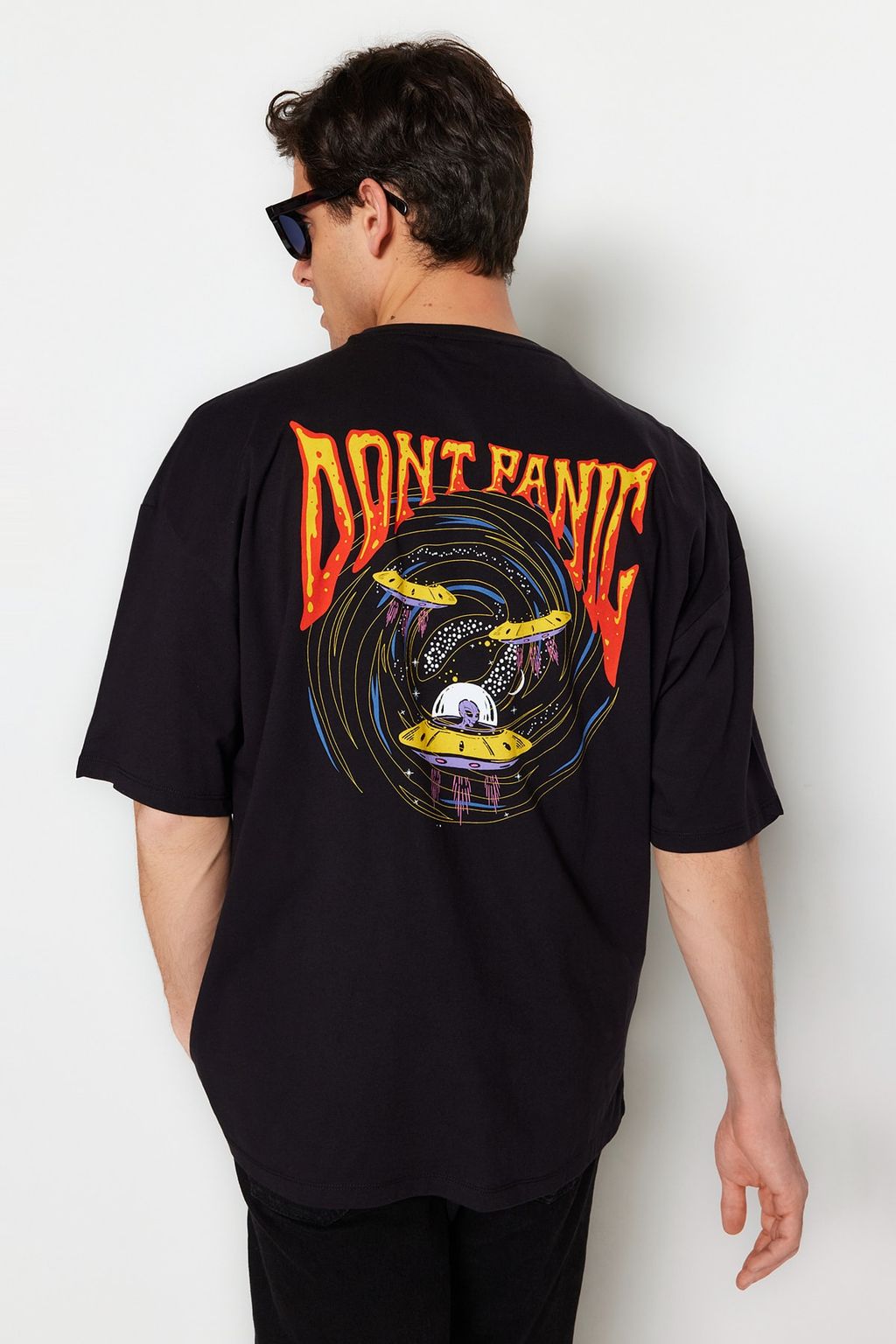 TRENDYOL MAN Siyah Oversize/Genis Kesim Uzay Bask?l? %100 Pamuklu T-Shirt TMNSS23TS00120 - Trendyolmilla фото 6