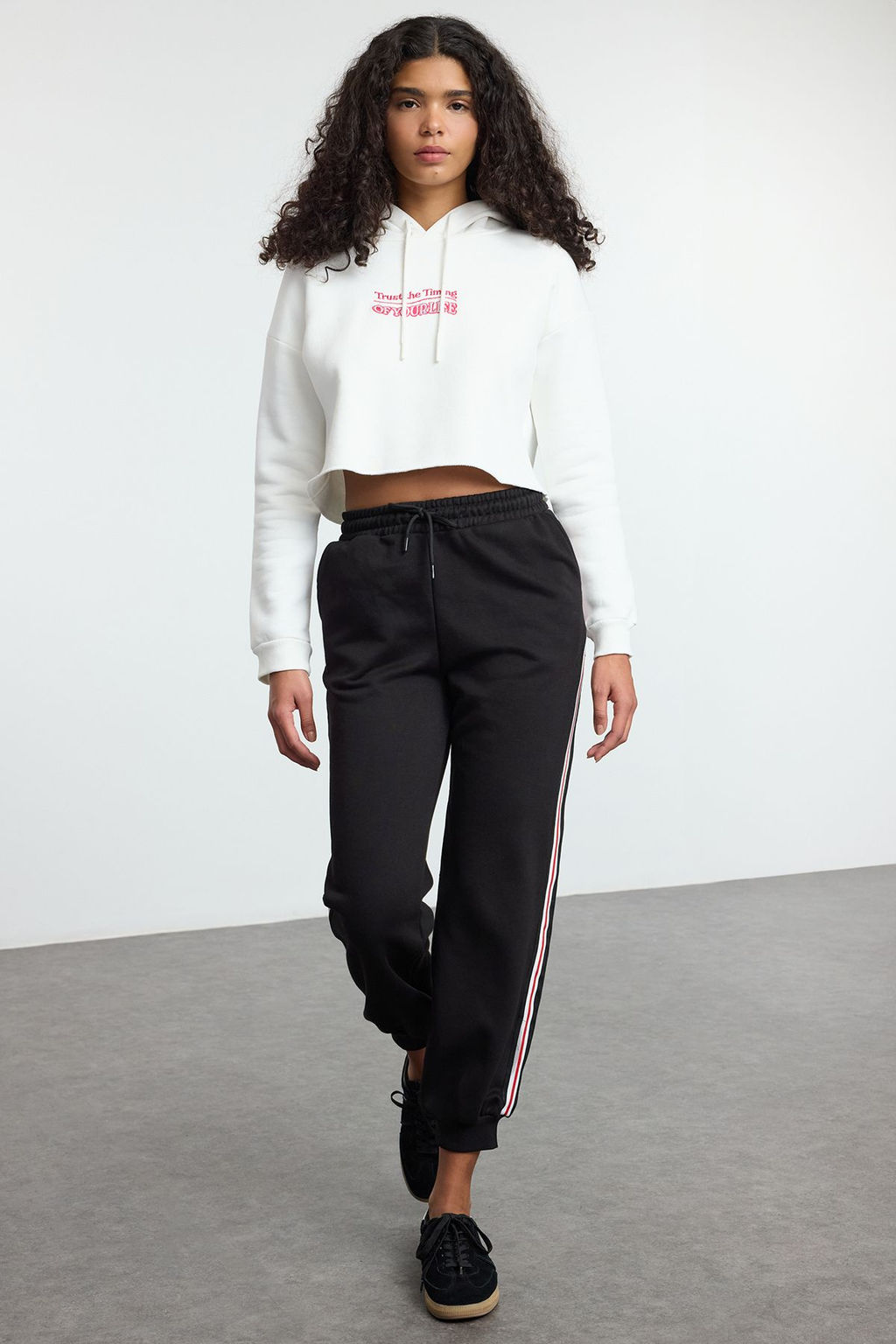 Siyah Yanlar? Serit Detayl? Loose Jogger Normal Bel Kal?n Orme Esofman Alt? PantolonTWOAW24EA00029 - Trendyolmilla фото 2