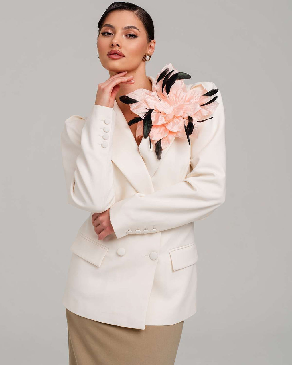 Брошь цветок искуcственный шёлк/Натуральные перья