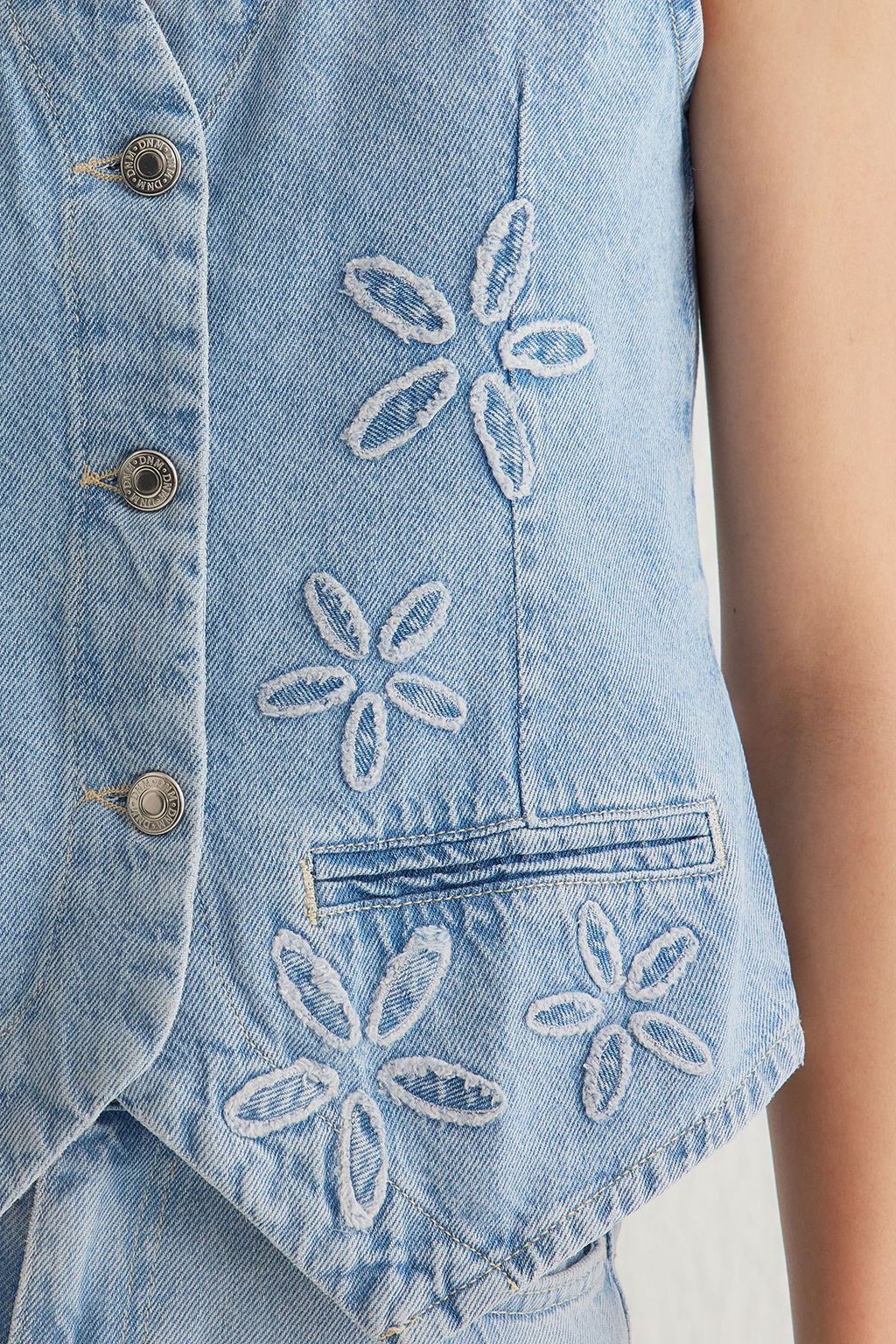 TRENDYOLMILLA Ac?k Mavi Cicek Nak?sl? V Yaka Denim Yelek TWOSS25YE00003  фото 4