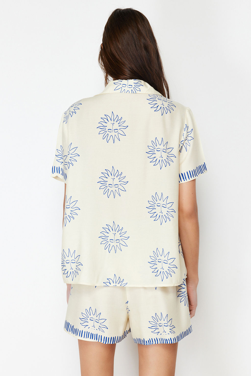Trendyolmilla Ekru-Lacivert Gunes Desenli Viskon Sortlu Dokuma Pijama Tak?m? THMSS24PT00009  фото 12