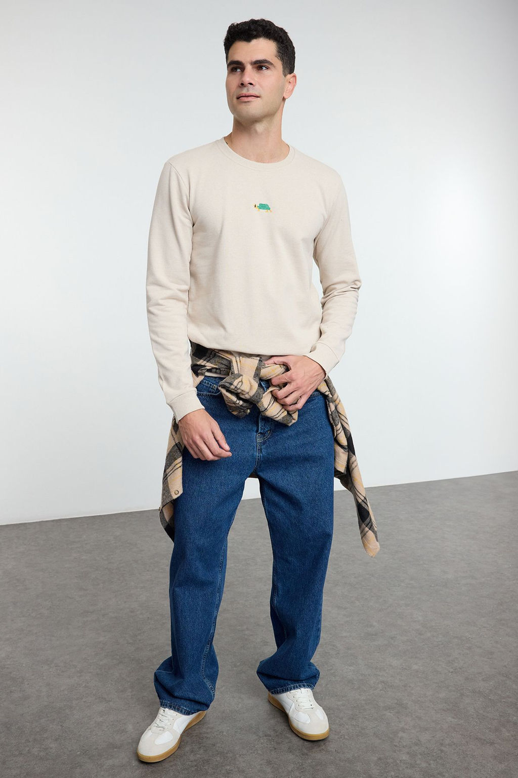 TRENDYOL MAN Tas Regular/Normal Kesim Bisiklet Yaka Etamin Hayvan Nak?sl? Sweatshirt TMNAW25SW00158