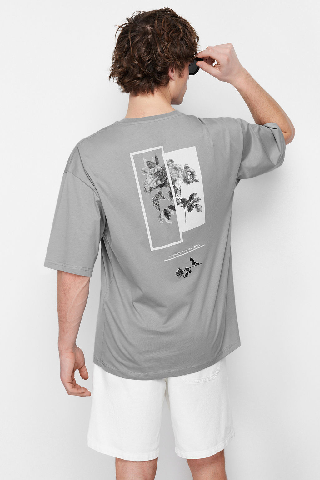 Gri Oversize/Genis Kesim Cicek Bask?l? K?sa Kol %100 Pamuklu T-Shirt TMNSS21TS1223