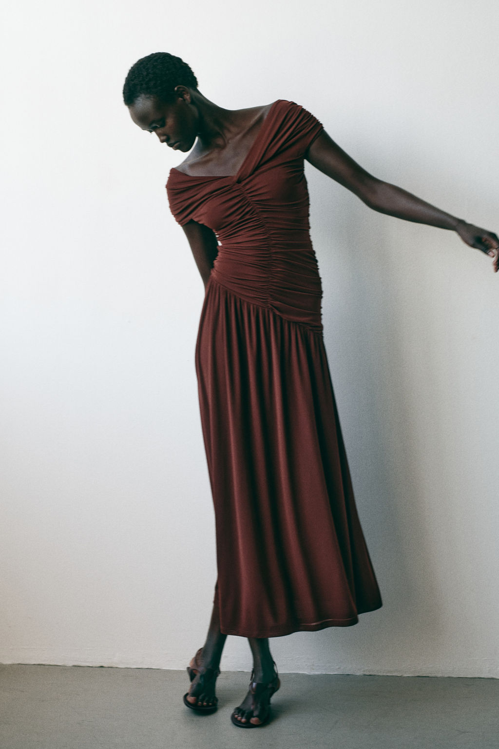 Vestido off-the-shoulder en punto drapeado - H&m фото 4