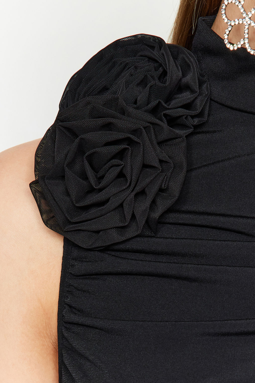 Trendyolmilla Siyah Drapeli Gul Detayl? Orme Bluz TPRAW24BZ00087