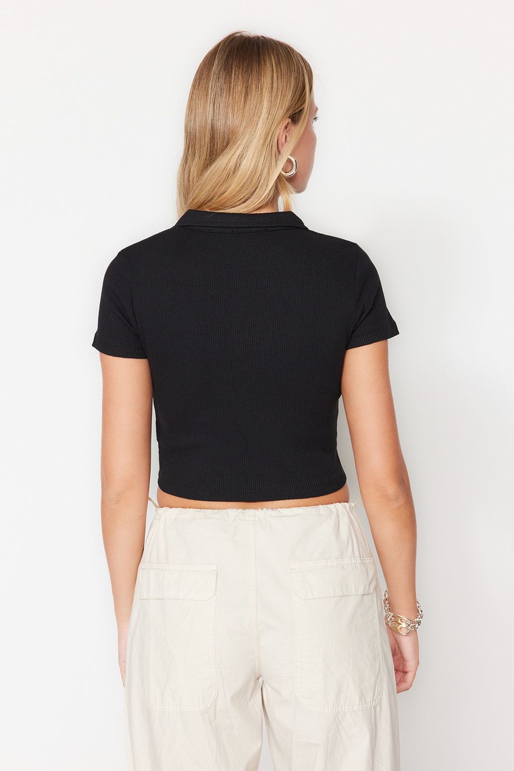 Trendyolmilla Beyaz Dugme Detayl? Fitted/Vucuda Oturan Crop Polo Yaka Fitilli Esnek Orme Bluz TWOSS23BZ00537