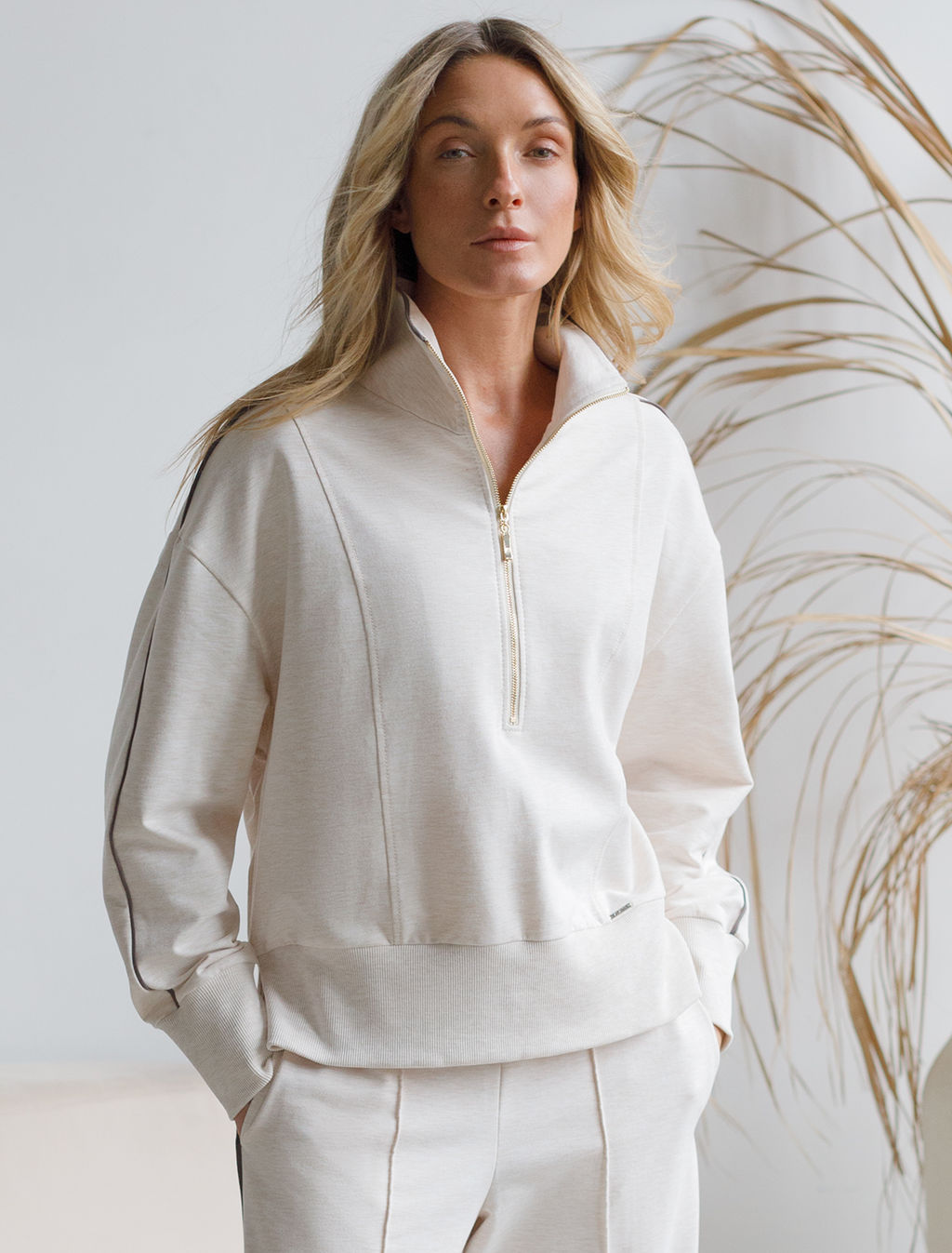 Джемпер из эластичного футера двухнитки с воротом на молнии