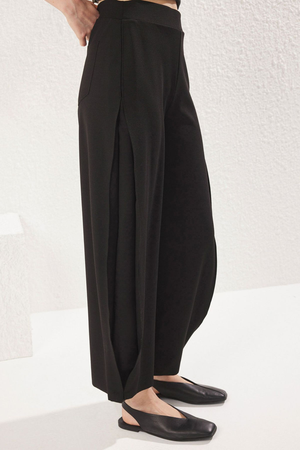 Siyah Yanlar? Pileli Yuksek Bel Esnek Orme Pantolon TWOSS25PL00054