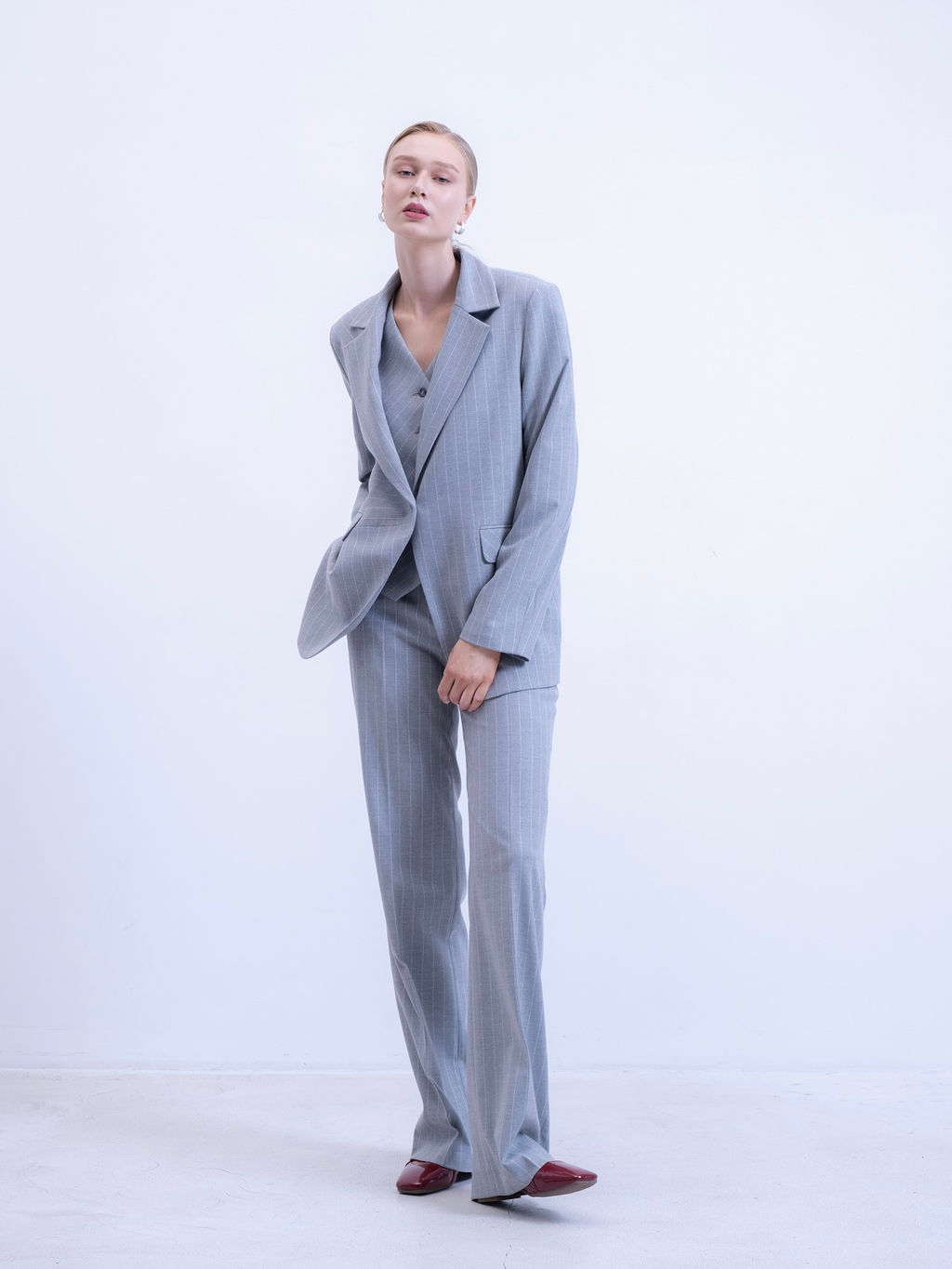 Серые брюки в тонкую полоску