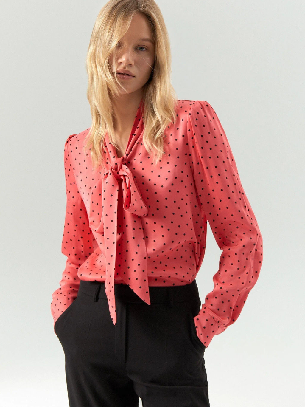 ЕМКА / Блузка с воротником-бантом из 100% вискозы