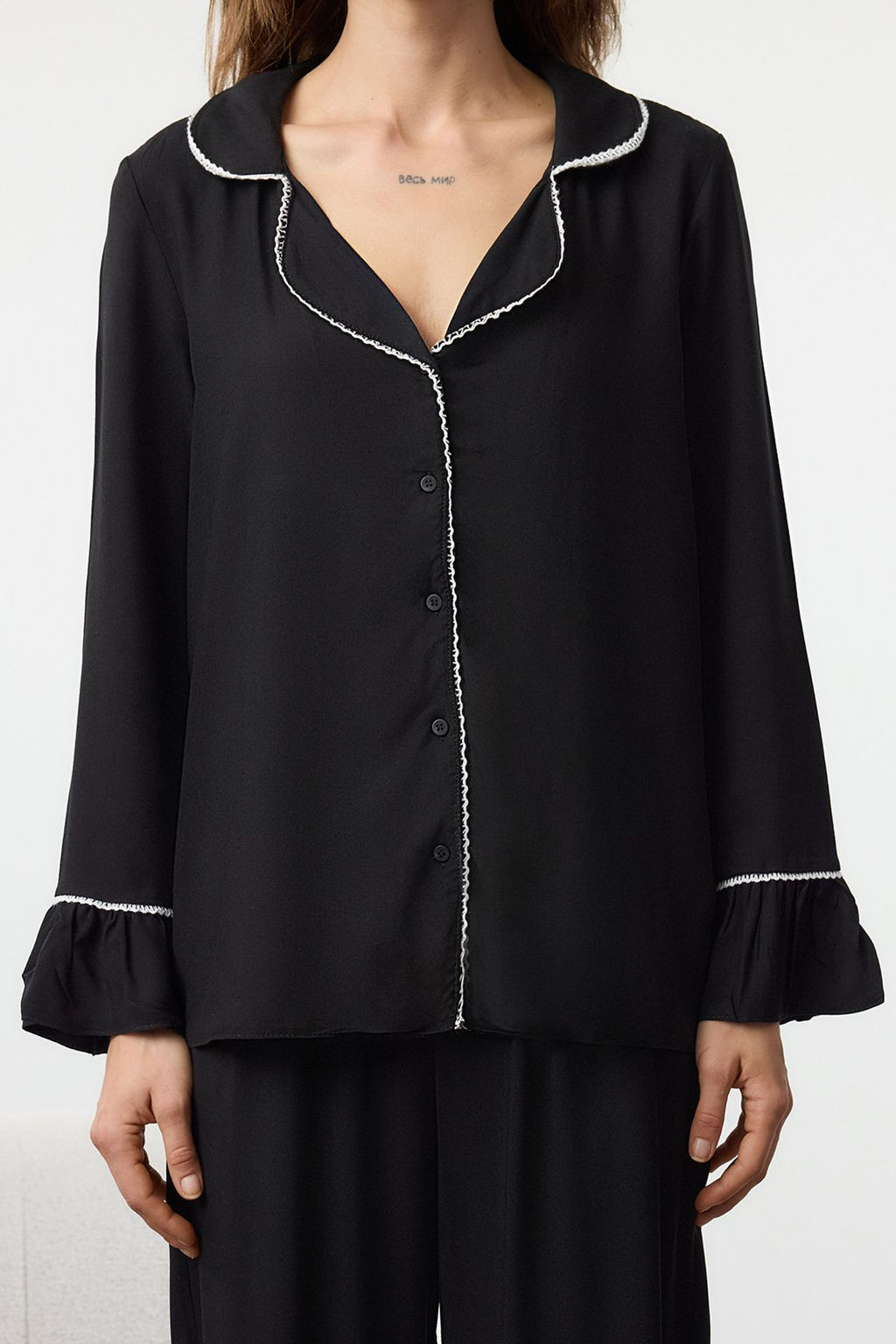 Trendyolmilla Siyah Dantelli ve Volan Detayl? Viskon Dokuma Pijama Tak?m? THMAW25PT00178