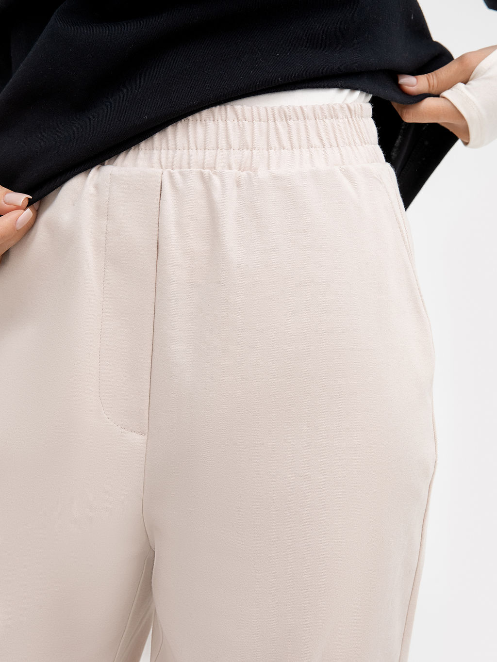 Свободные брюки карго молочного цвета с тесьмой в поясе молочный 182447 - Mark formelle фото 4