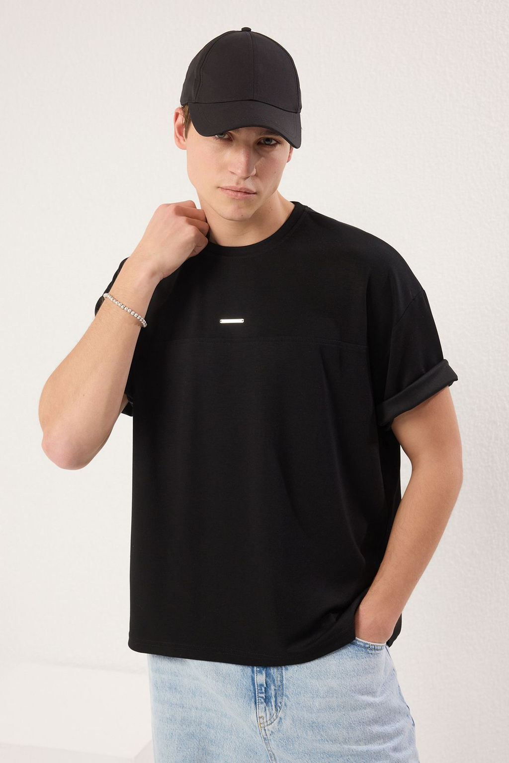 TRENDYOL MAN Siyah Oversize/Genis Kesim Metal Etiket Detayl? Yumusak Doku Interlok Kumas T-Shirt TMNSS25TS00105 - Trendyolmilla фото 13