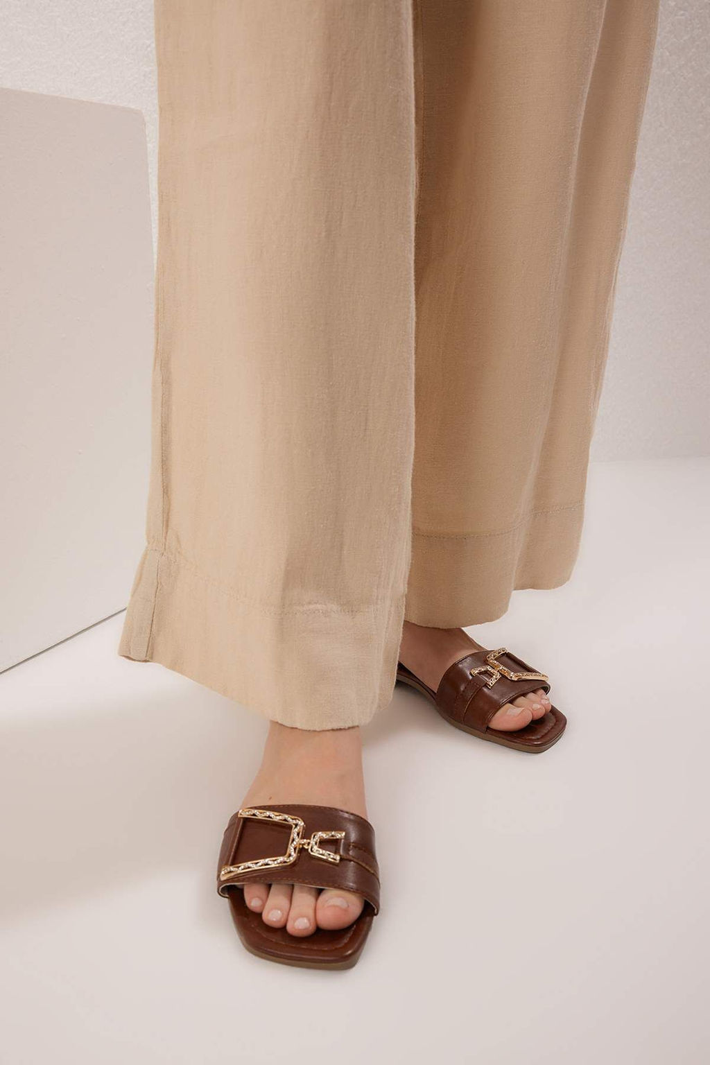 Trendyolmilla Shoes Kahverengi Aksesuar Detayl? Duz Kad?n S?k Terlik TAKSS25TE00047
