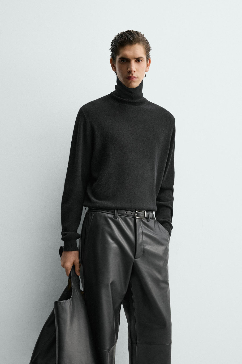 RELAXED FIT LEATHER EFFECT TROUSERS - Zara фото 6