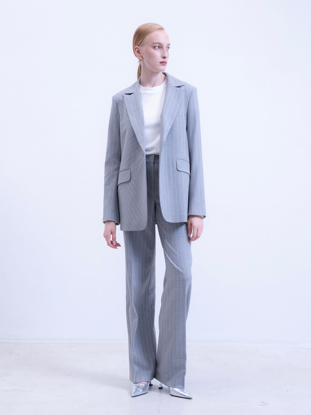 Серые брюки в тонкую полоску