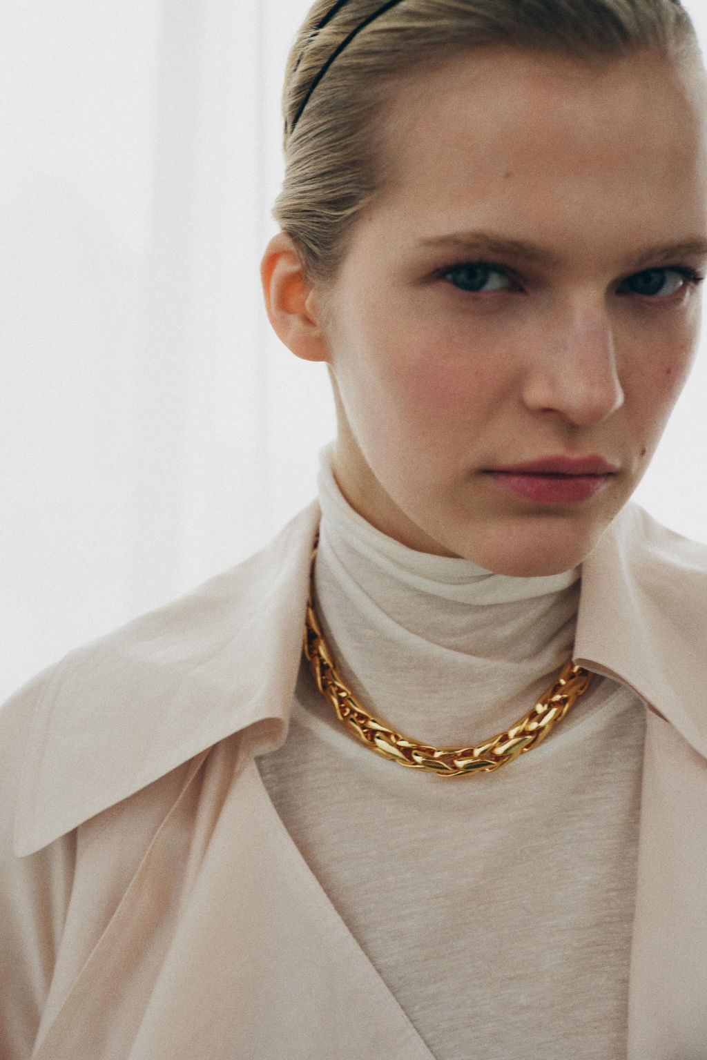 Колье Zara Collar Cadena Metalica золотистое