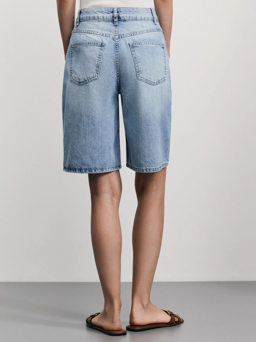 Джинсовые шорты бермуды со стрелками / Zarina фото 4