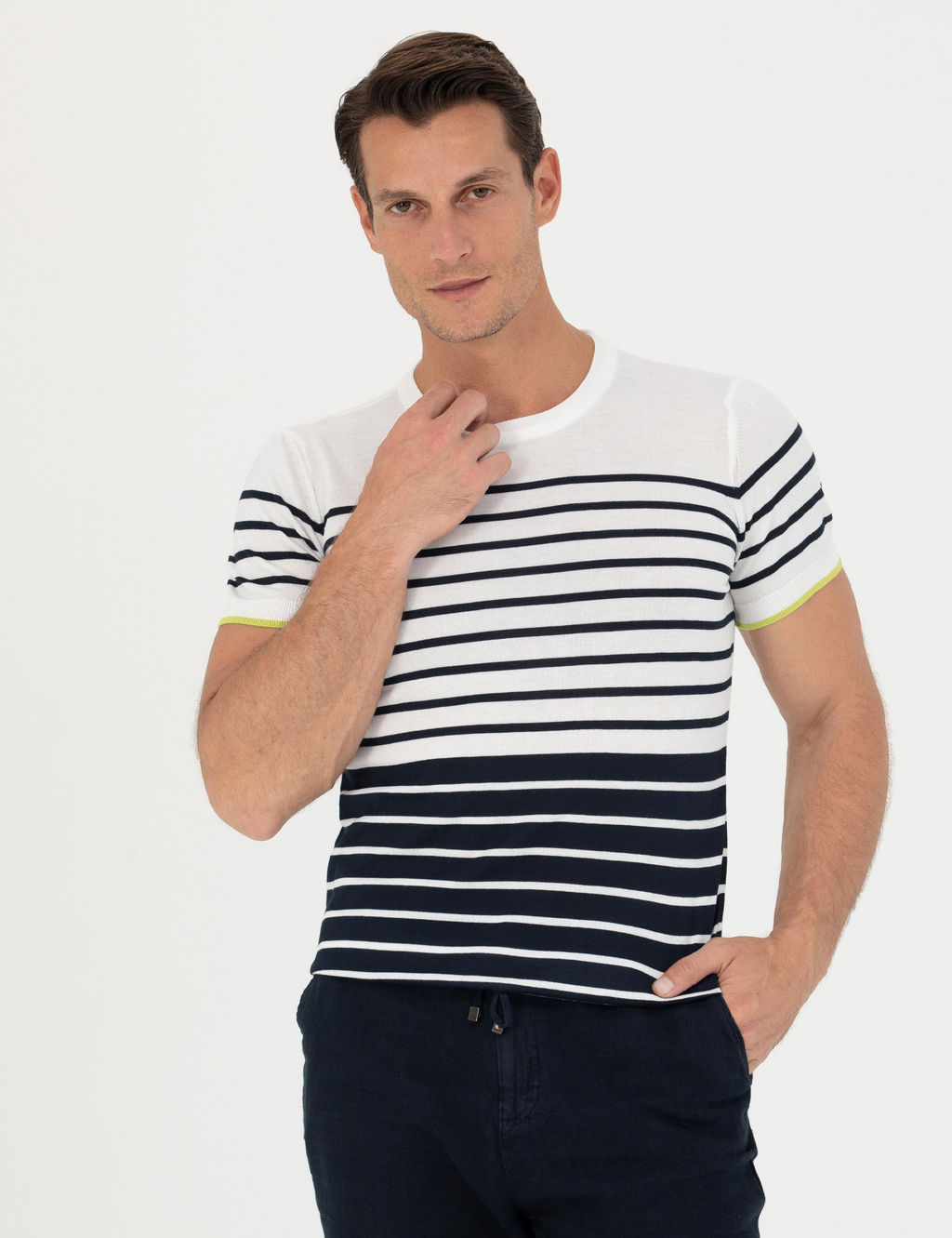 Белая приталенная трикотажная футболка с круглым вырезом