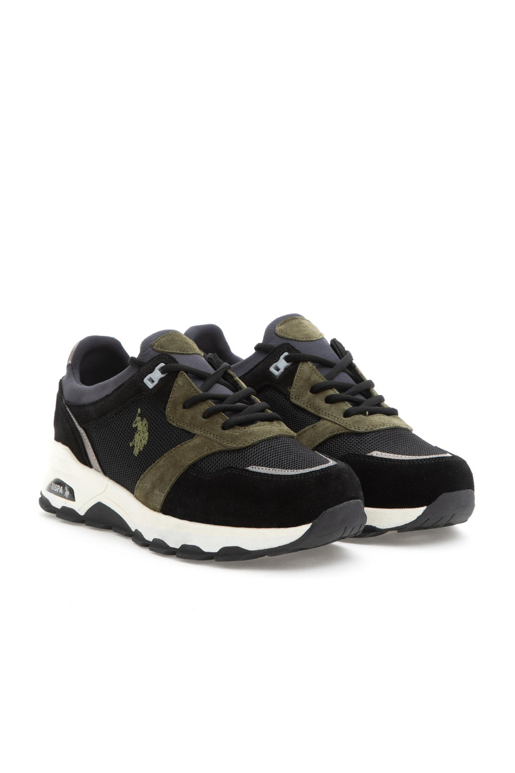 Мужские черные кроссовки удивляют скидку в корзине