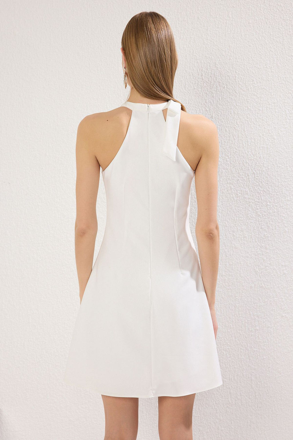 TRENDYOLMILLA Beyaz Duz Etegi Belden Ac?lan Baglama Detayl? Mini Dokuma Elbise TWOSS25EL00245  фото 4