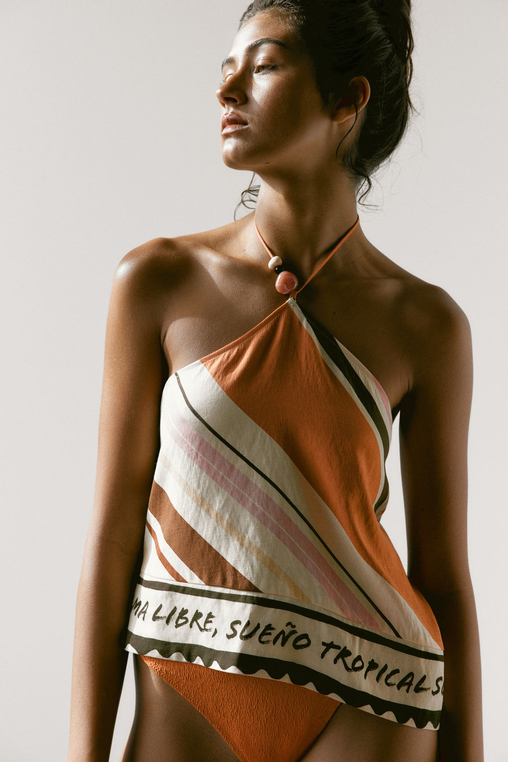 Top playero estampado con escote halter - H&m фото 5