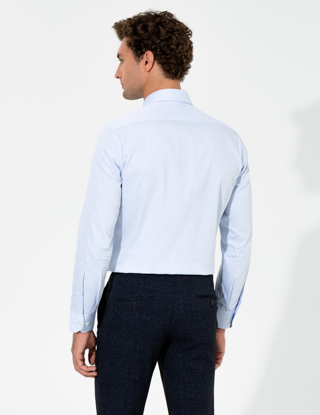 Голубая базовая рубашка зауженного кроя с длинным рукавом - Cacharel фото 11