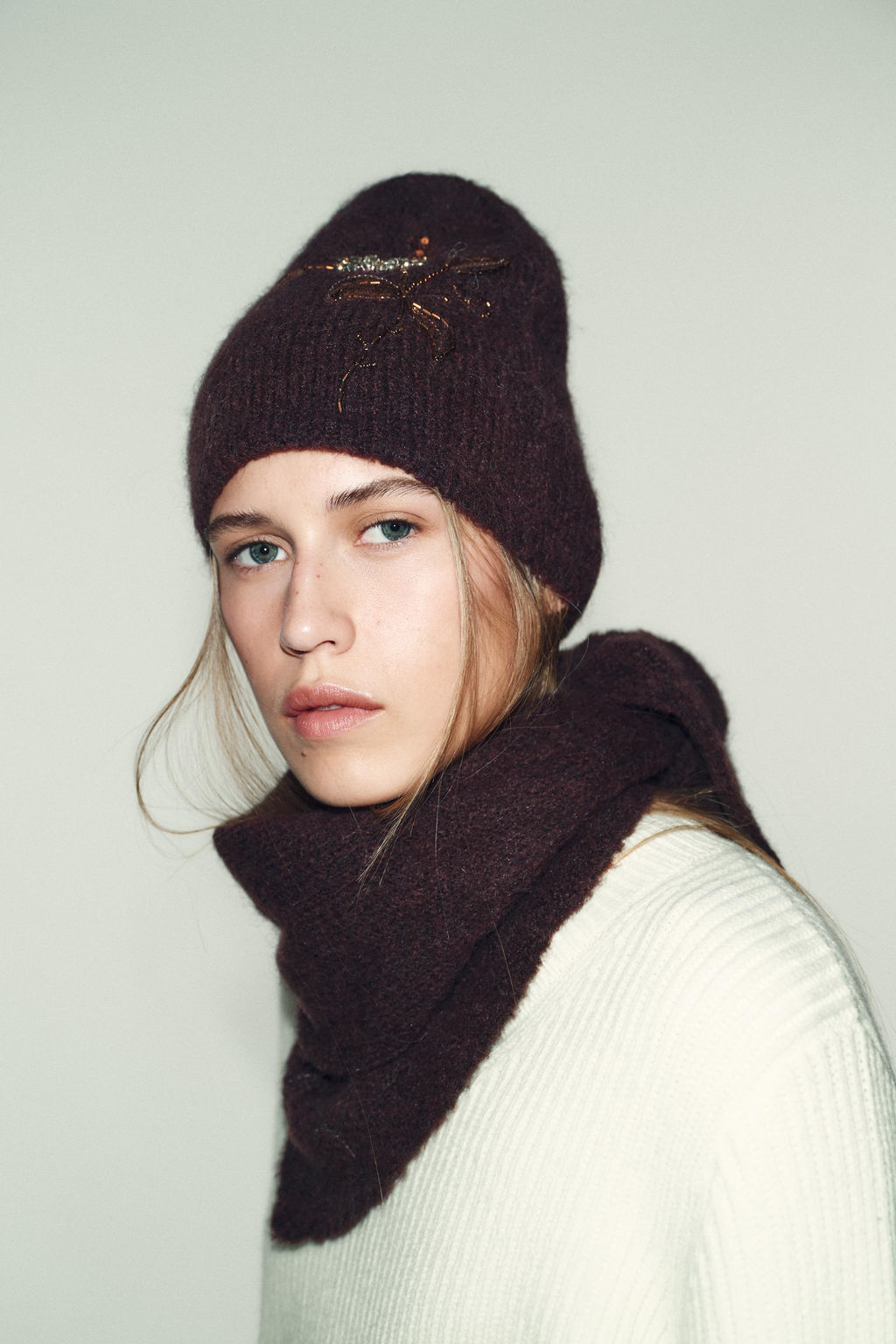 KNIT BEANIE WITH FLORAL BEADING - Zara фото 5