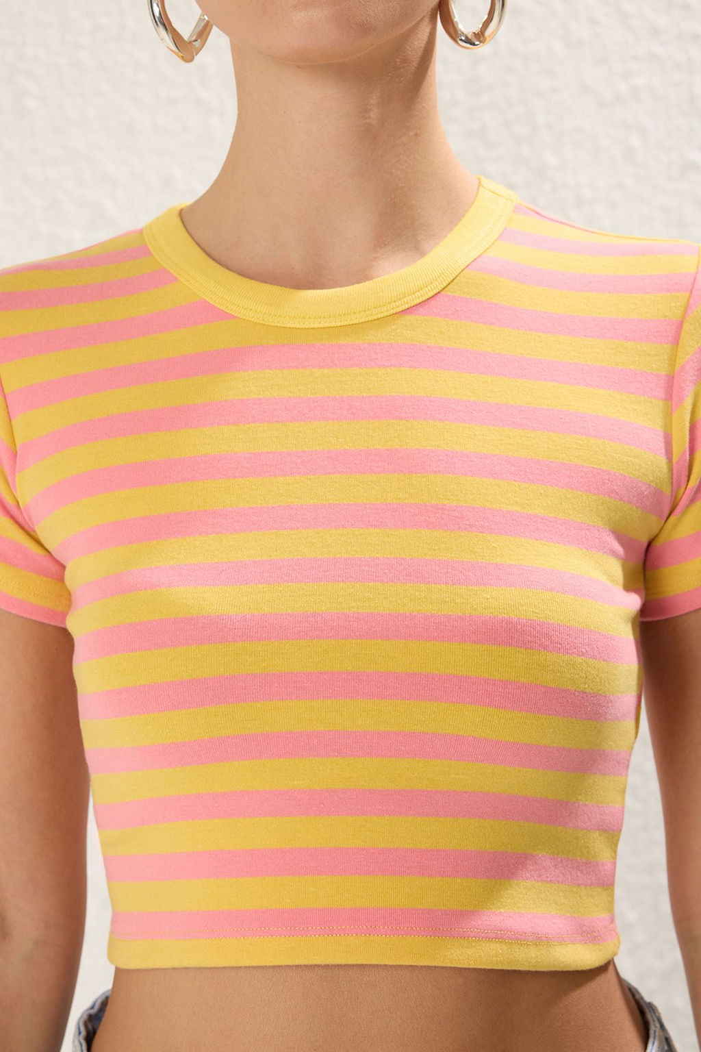 Trendyolmilla Premium Tas Ekru Cizgili Viskoz/Yumusak Kumas Crop Bisiklet Yaka Esnek Orme Bluz TWOSS23BZ00198 фото 20