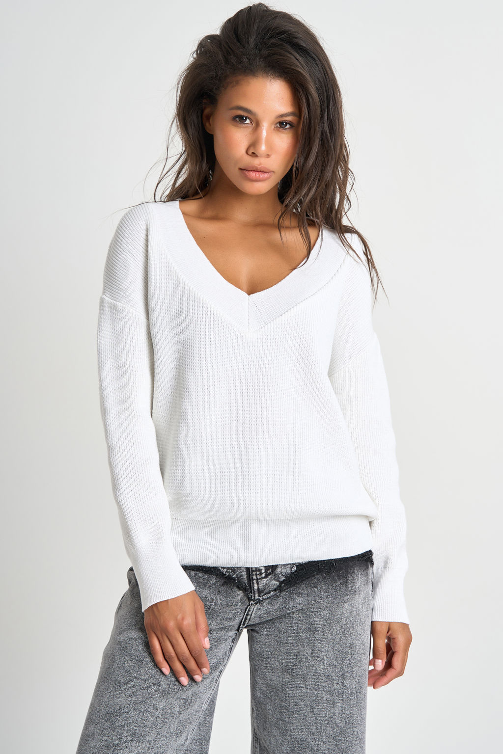 Джемпер вязаный с v-образным вырезом из хлопка белый