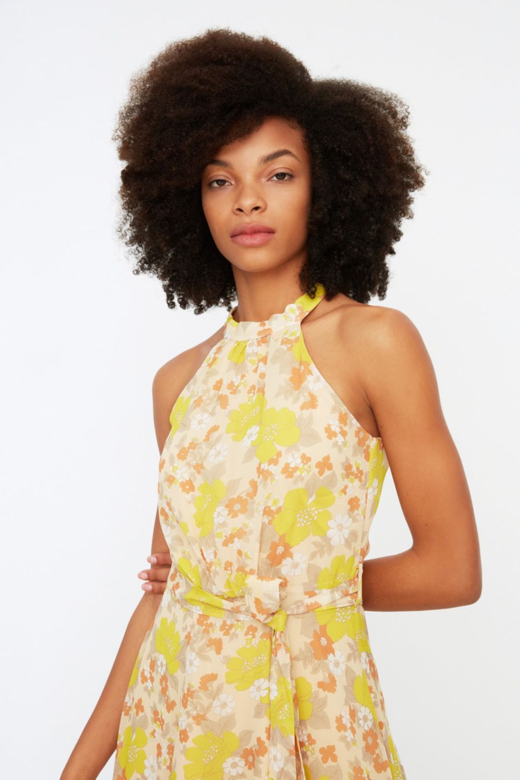 TRENDYOLMILLA Ekru Cicek Desenli Kusakl? A Kesim Halter Yaka Kolsuz Midi Astarl? Dokuma Elbise TWOSS20EL2536  фото 9