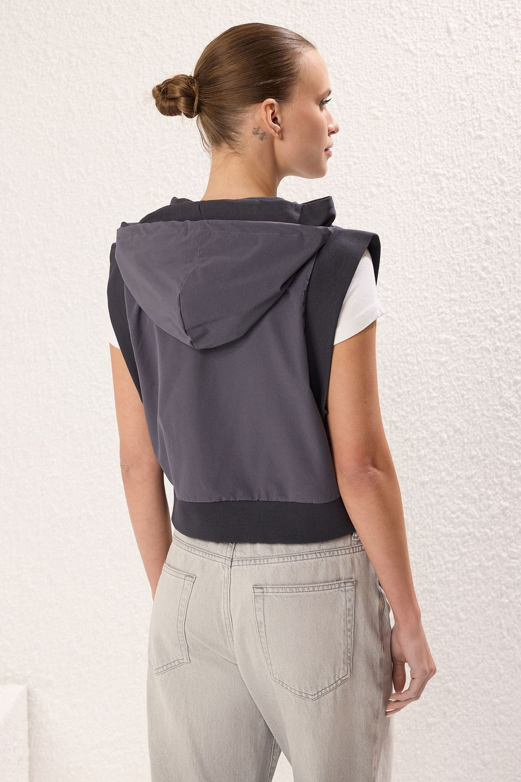 Trendyolmilla Antrasit Kontrast Dokuma Garni Detayl? Regular/Normal Kal?p Esnek Orme Yelek TWOSS25YE00008  фото 4