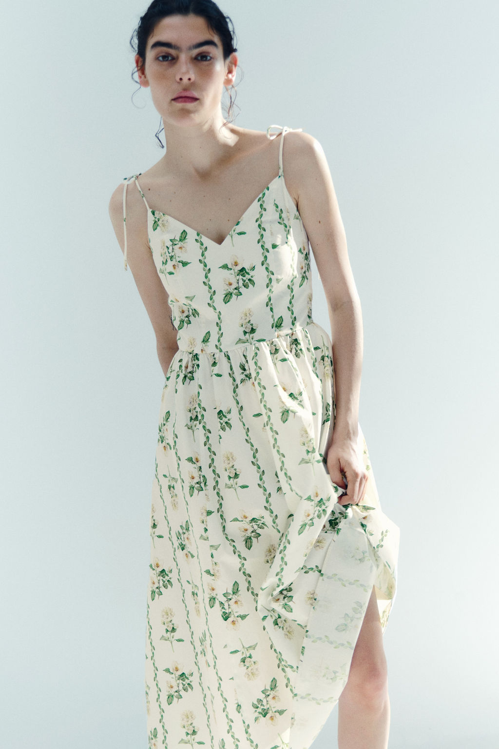 Vestido de tirantes espagueti con vuelo - H&m фото 3