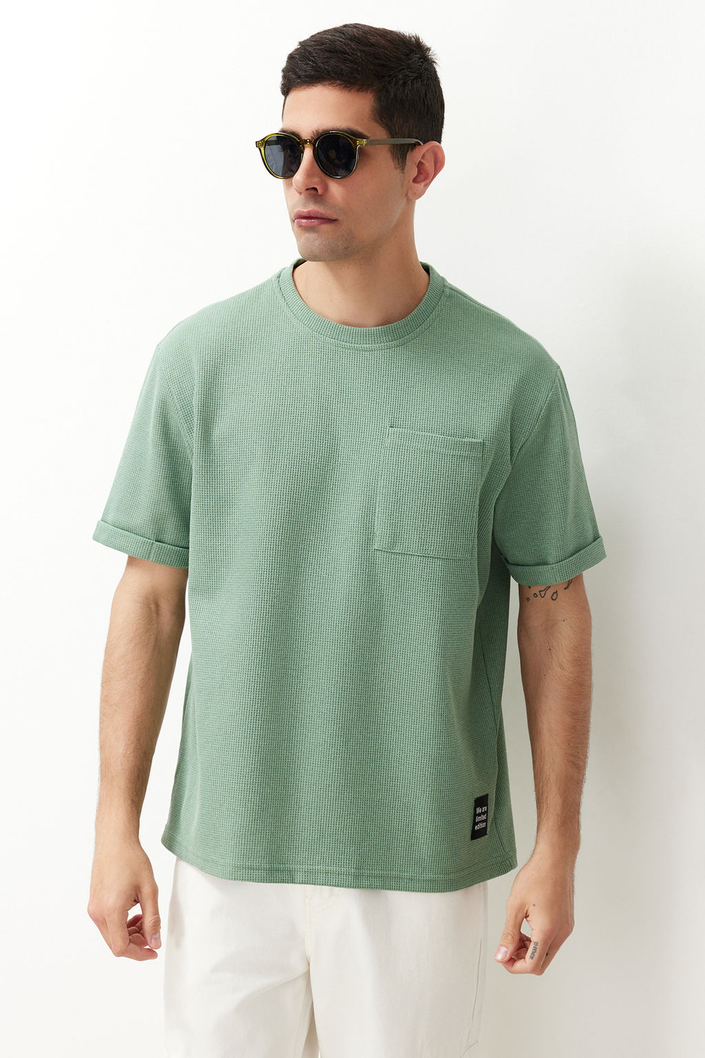 TRENDYOL MAN Siyah Oversize/Genis Kesim K?sa Kol Cepli Etiket Detayl? T-Shirt TMNSS23TS00077