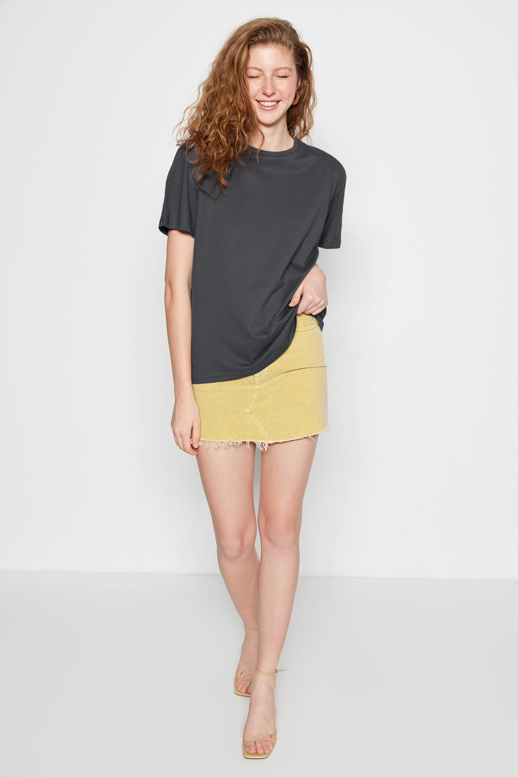 TRENDYOLMILLA Beyaz %100 Pamuk Bisiklet Yaka Oversize/Genis Kal?p Orme T-Shirt TWOSS20TS0134  фото 37