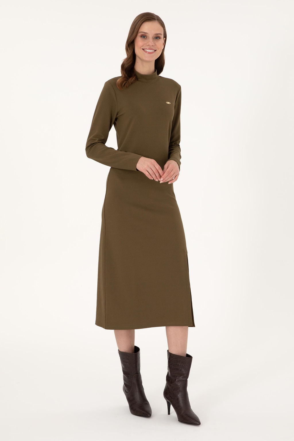 Женское трикотажное платье цвета хаки Неожиданная скидка в корзине