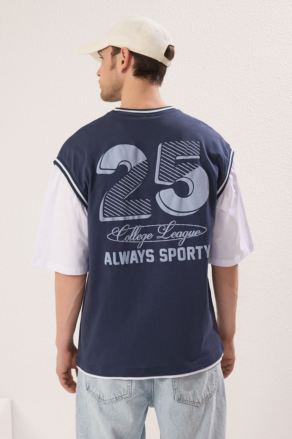 TRENDYOL MAN Indigo Oversize/Genis Kesim Kol Detayl? Bask?l? Kal?n %100 Pamuk T-Shirt TMNSS25TS00017