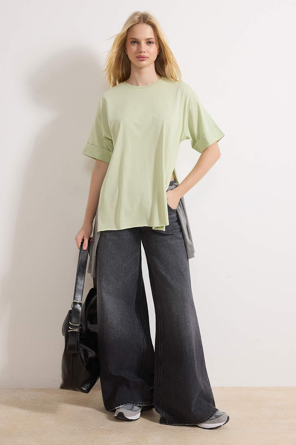 TRENDYOLMILLA Siyah Duble Kol Genis Kesim Asimetrik Boyfriend Orme T-Shirt TWOSS20TS0828  фото 35