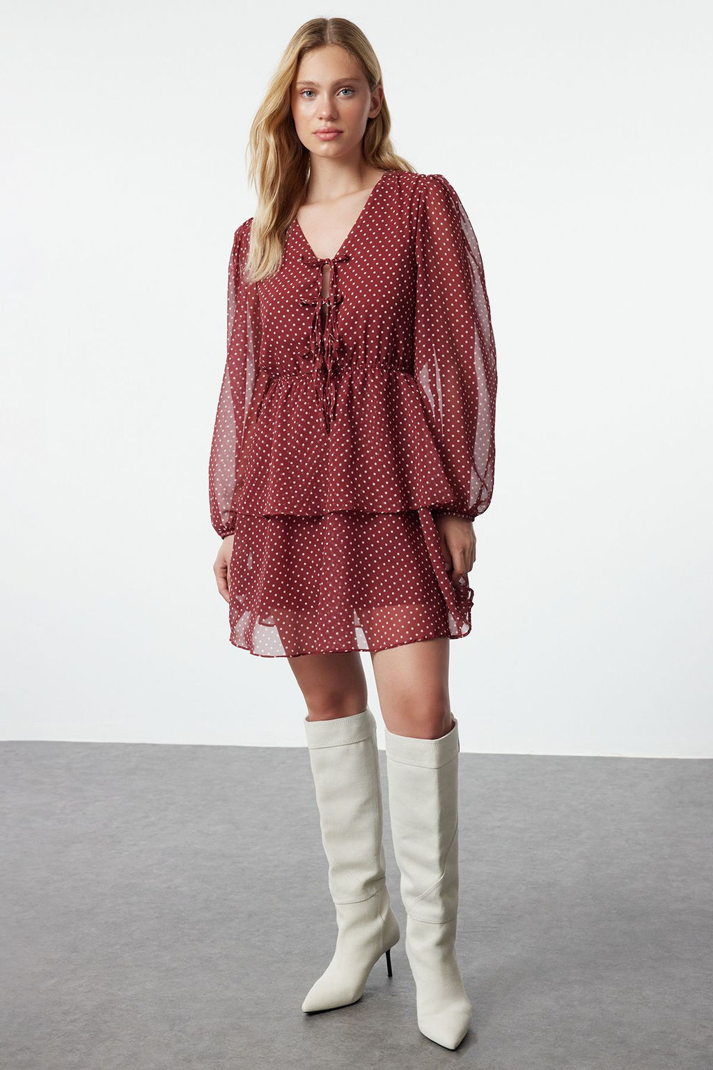 TRENDYOLMILLA Siyah Puantiyeli Cicek Desenli Skater Sifon Dokuma Elbise TWOAW25EL00275