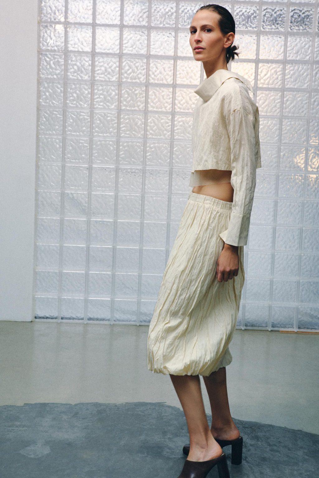 FALDA MIDI PUNTO EFECTO ARRUGADO / Crema - Zara фото 4