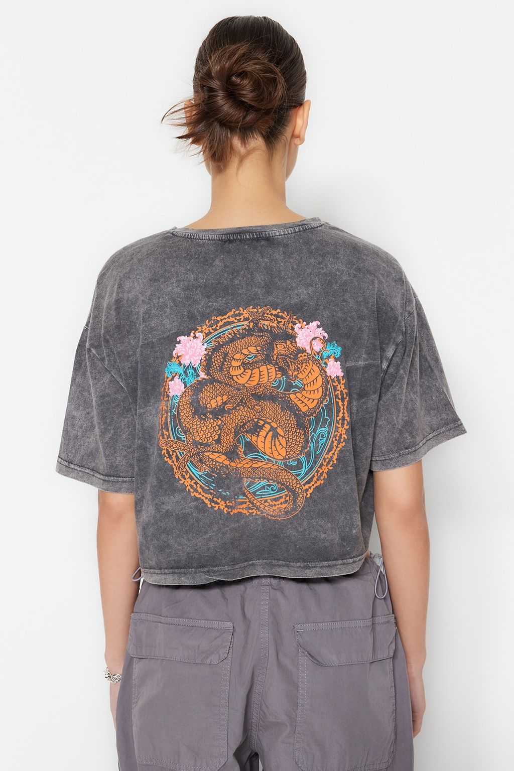 TRENDYOLMILLA Antrasit %100 Pamuk Soluk Efektli S?rt Bask?l? Relaxed Crop Orme T-Shirt TWOSS23TS00116  фото 13