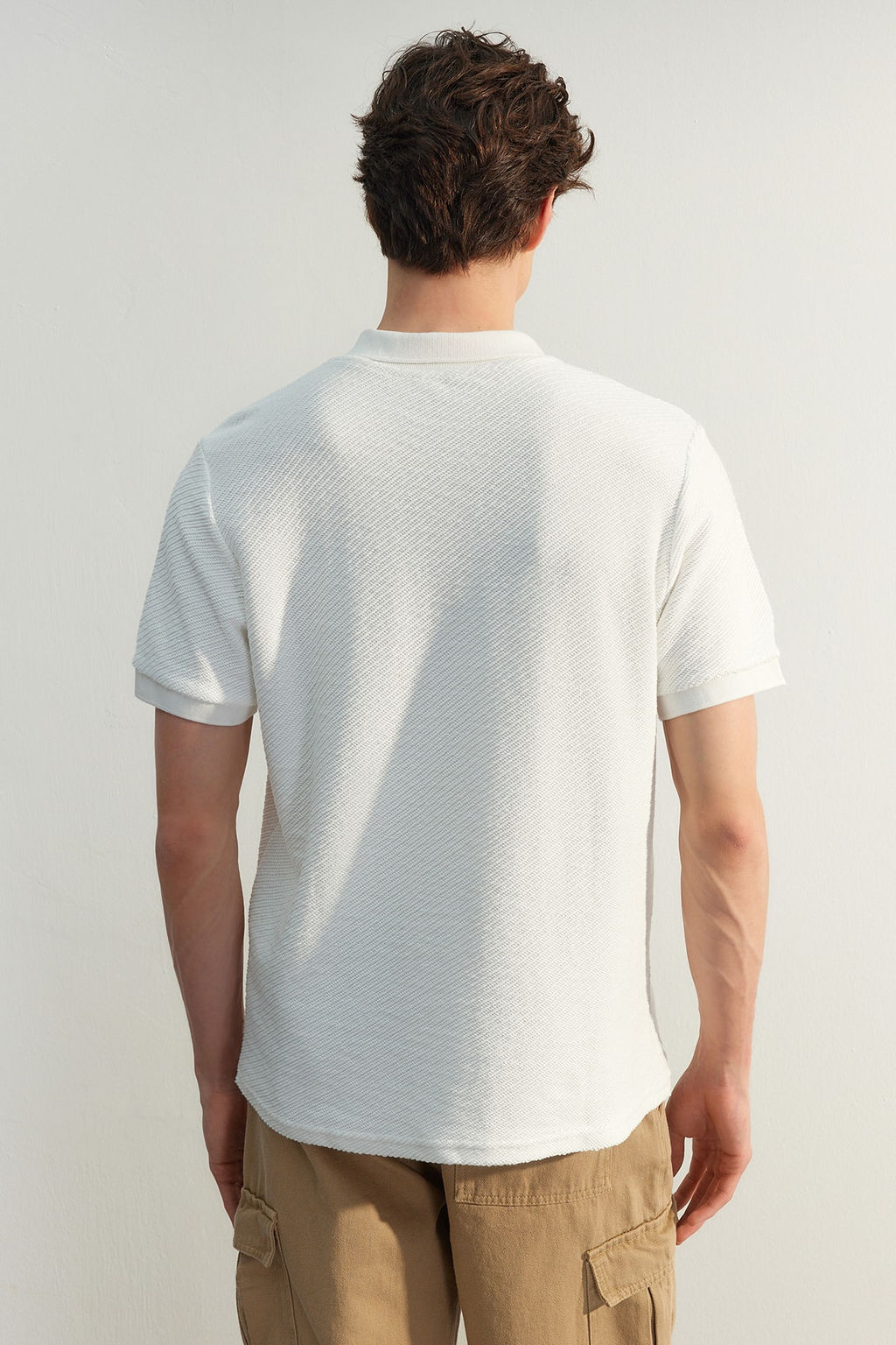 TRENDYOL MAN Beyaz Regular/Normal Kesim K?sa Kol Dokulu Dugmeli Polo Yaka T-shirt TMNSS23PO00018 - Trendyolmilla фото 14